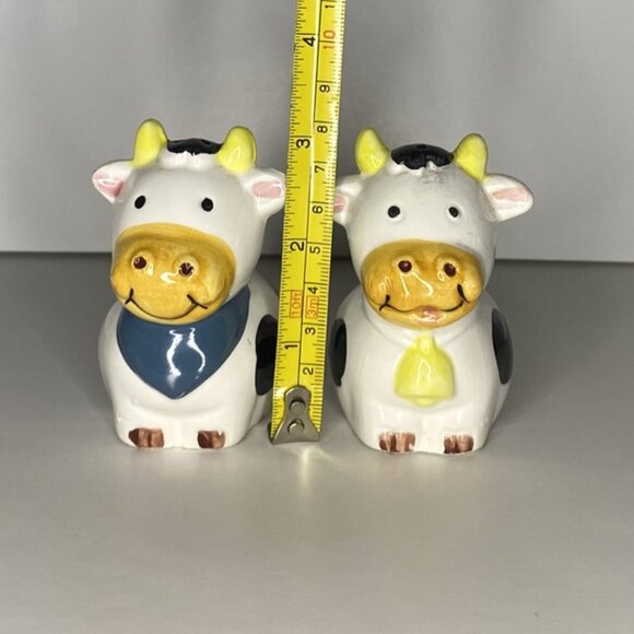 Pair of Cows with bell & Scarf Salt & pepper Shakers, Vintage - Picture 6 of 8